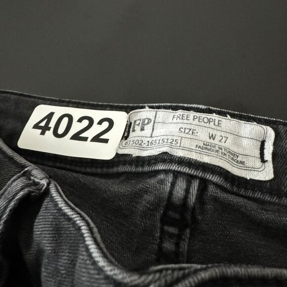 🟣🟣 Free People Womens Distressed Dark Wash Straight Jeans Size 26 - Picture 8 of 10